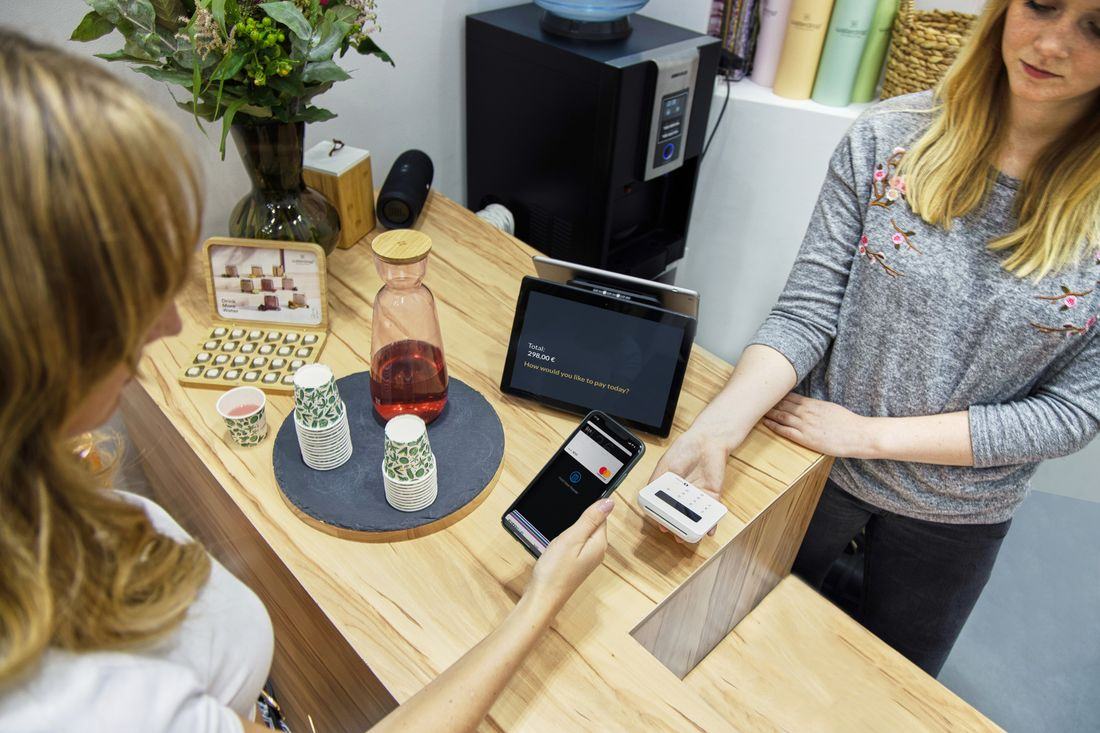 Comerciante cobrando con datáfono en su tienda