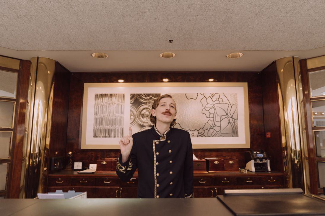 Recepcionista de hotel atendiendo a huéspedes