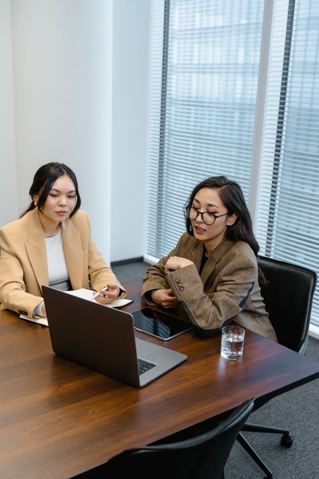 Equipo de trabajo en una reunión por videoconferencia