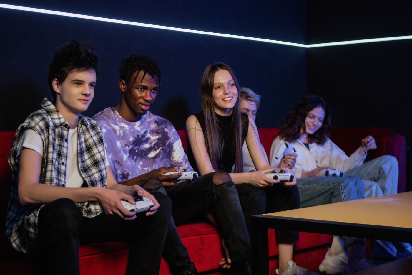 Jóvenes jugando videojuegos en línea