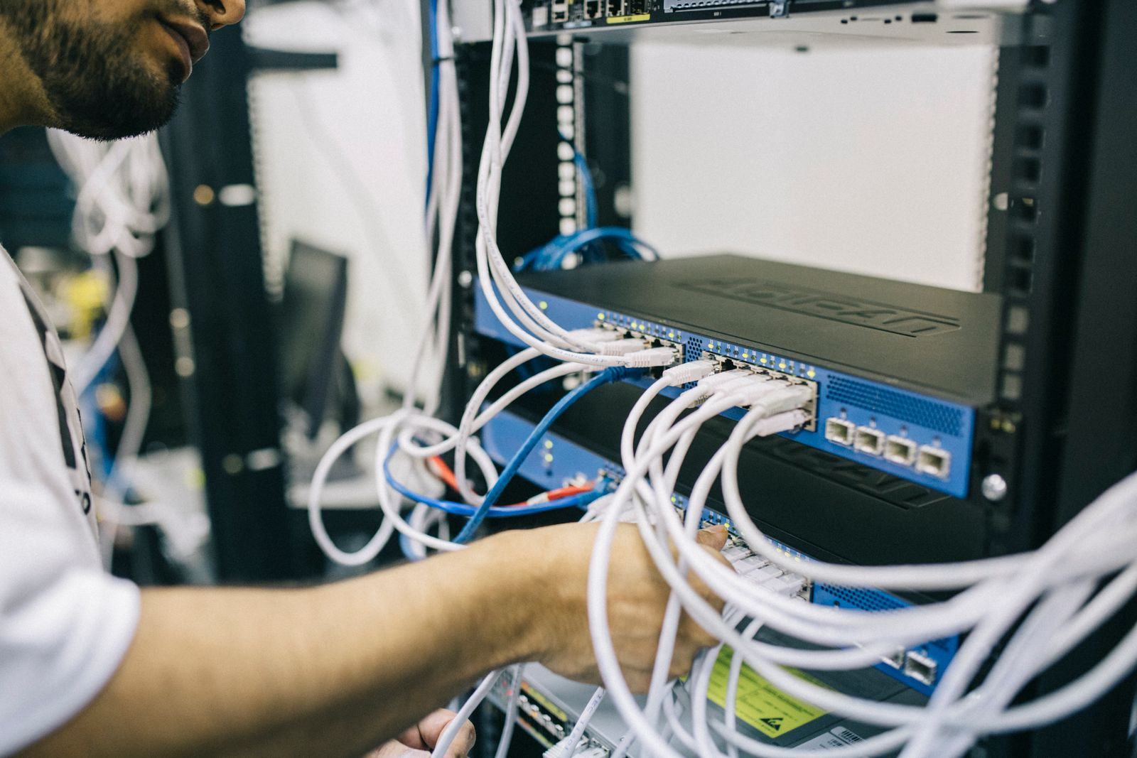 Técnico de SpeedNet instalando el router de fibra en una casa